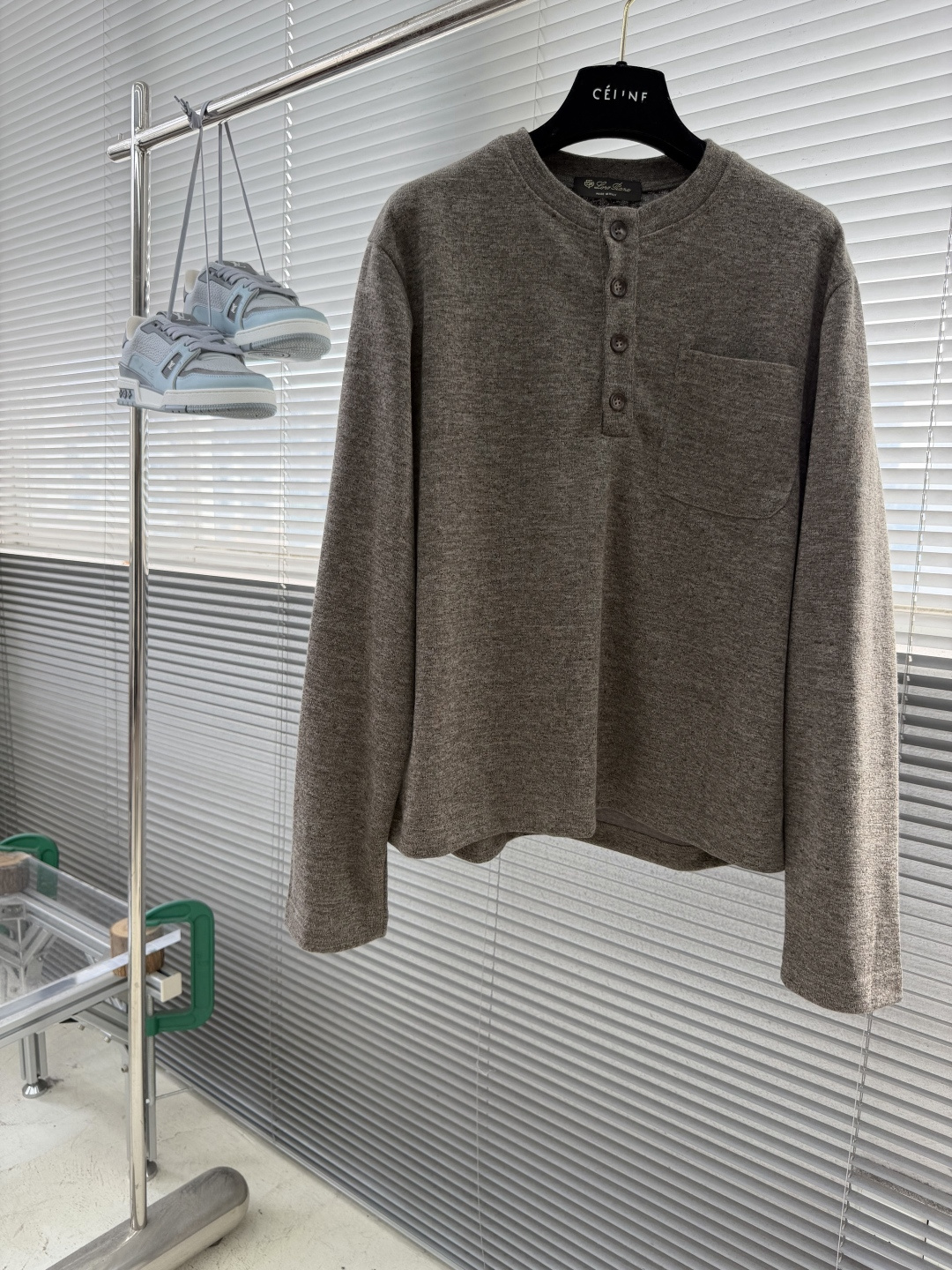 -Loro Piana   亨利领针织卫衣，高端粉丝必入的秋冬王牌单品。精准立体的版型裁剪，上身效果时髦出色，完美跨越年