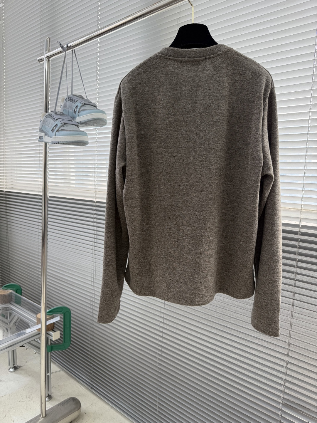 -Loro Piana   亨利领针织卫衣，高端粉丝必入的秋冬王牌单品。精准立体的版型裁剪，上身效果时髦出色，完美跨越年