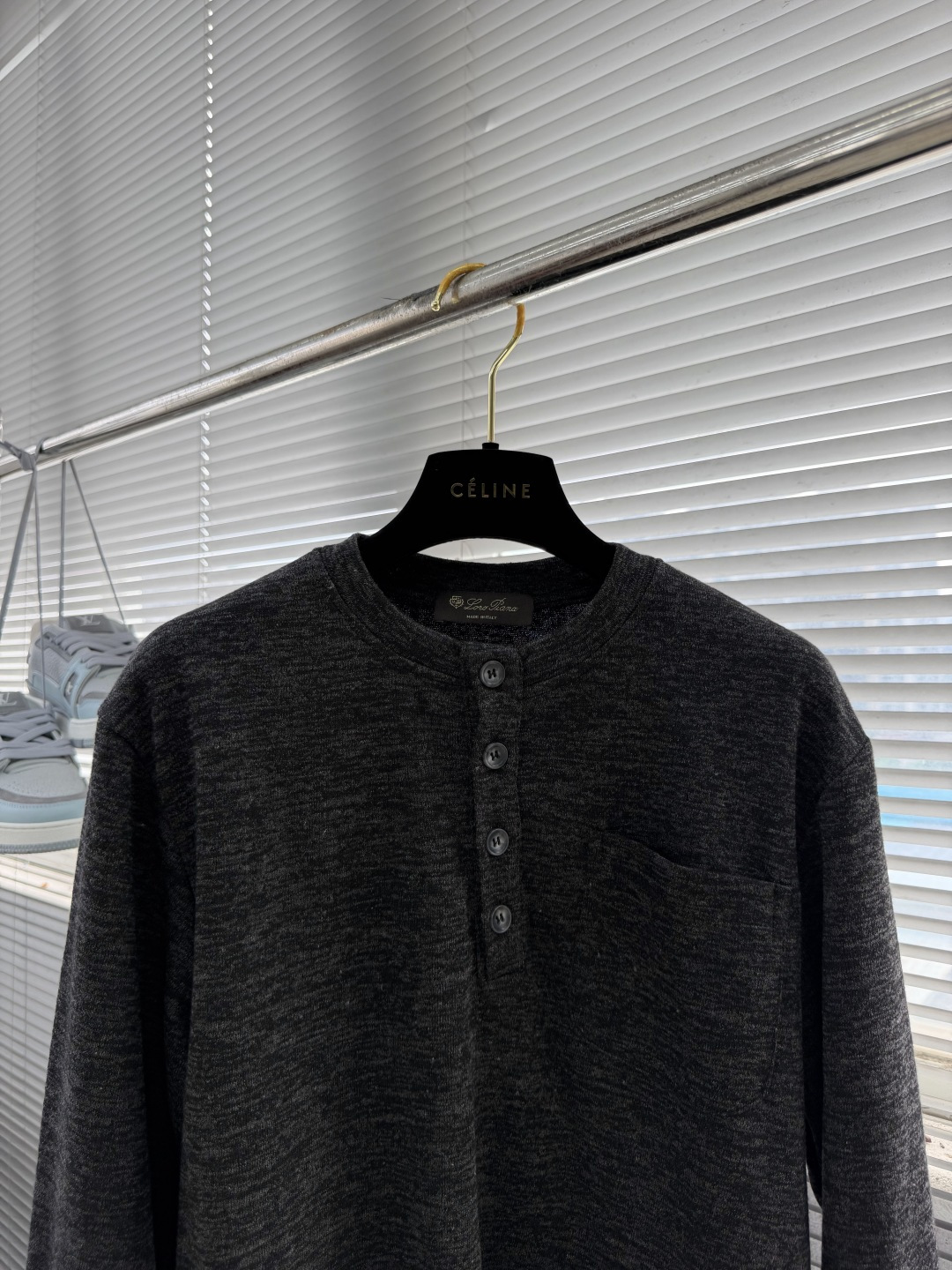 -Loro Piana   亨利领针织卫衣，高端粉丝必入的秋冬王牌单品。精准立体的版型裁剪，上身效果时髦出色，完美跨越年