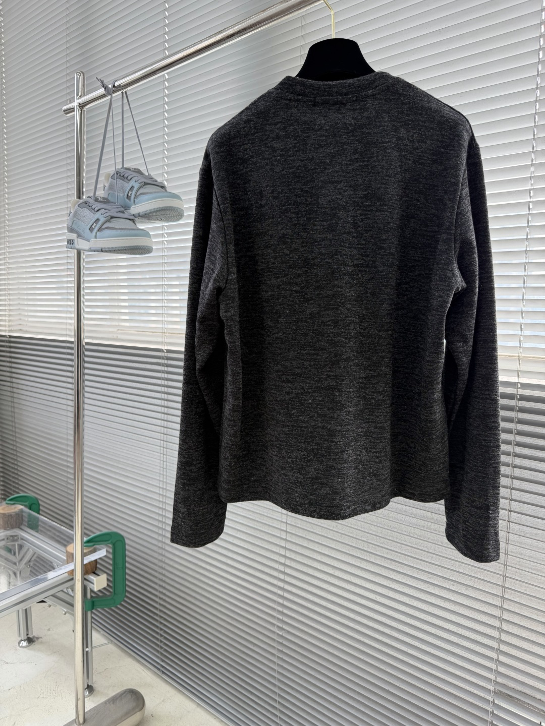 -Loro Piana   亨利领针织卫衣，高端粉丝必入的秋冬王牌单品。精准立体的版型裁剪，上身效果时髦出色，完美跨越年
