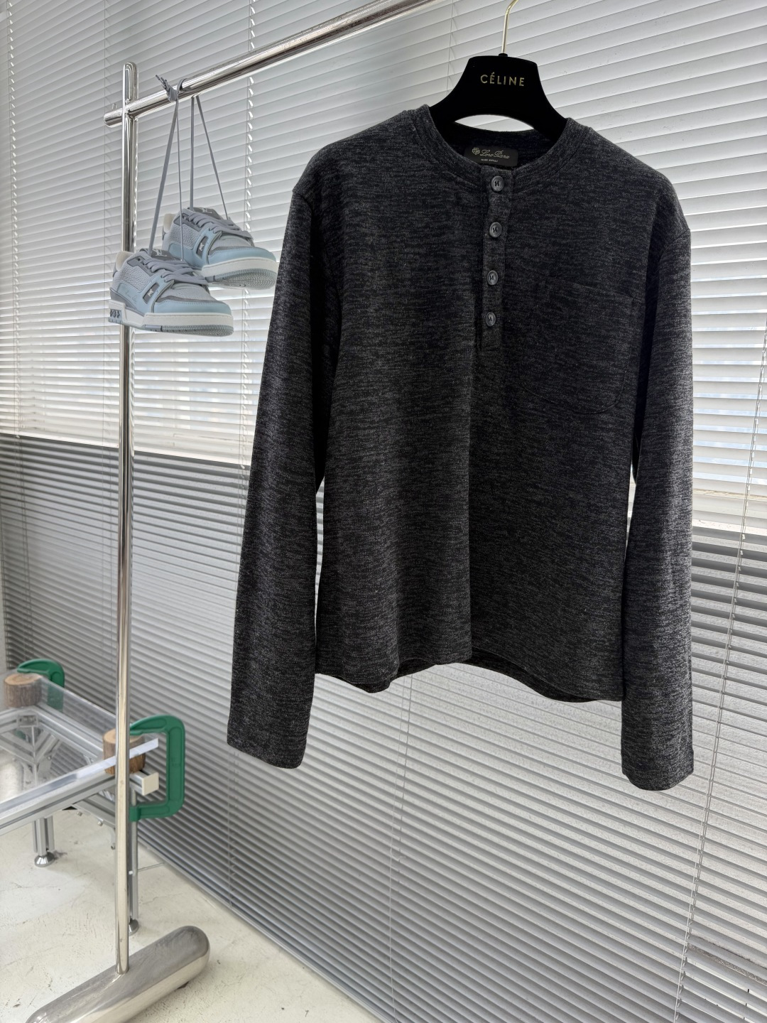 -Loro Piana   亨利领针织卫衣，高端粉丝必入的秋冬王牌单品。精准立体的版型裁剪，上身效果时髦出色，完美跨越年