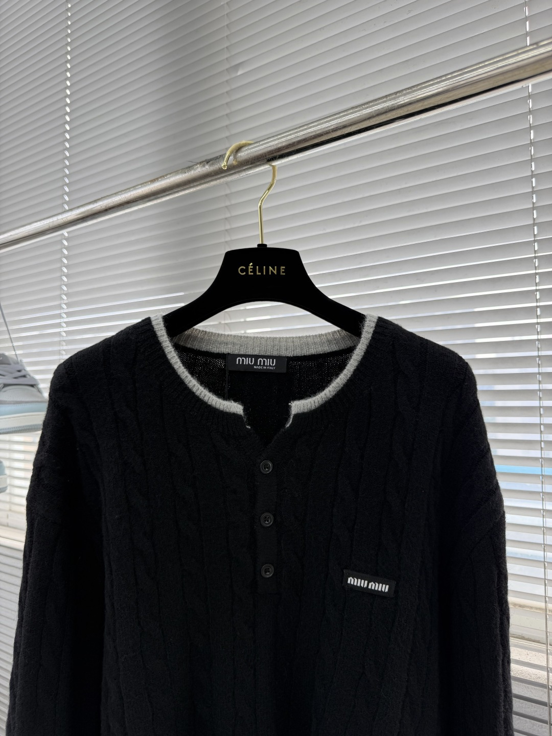-miu miu    2026新款男女经典羊毛针织衫毛衣，进口针织面料呈现。山羊毛羊绒混纺，轻盈柔软的面料经过成衣染色