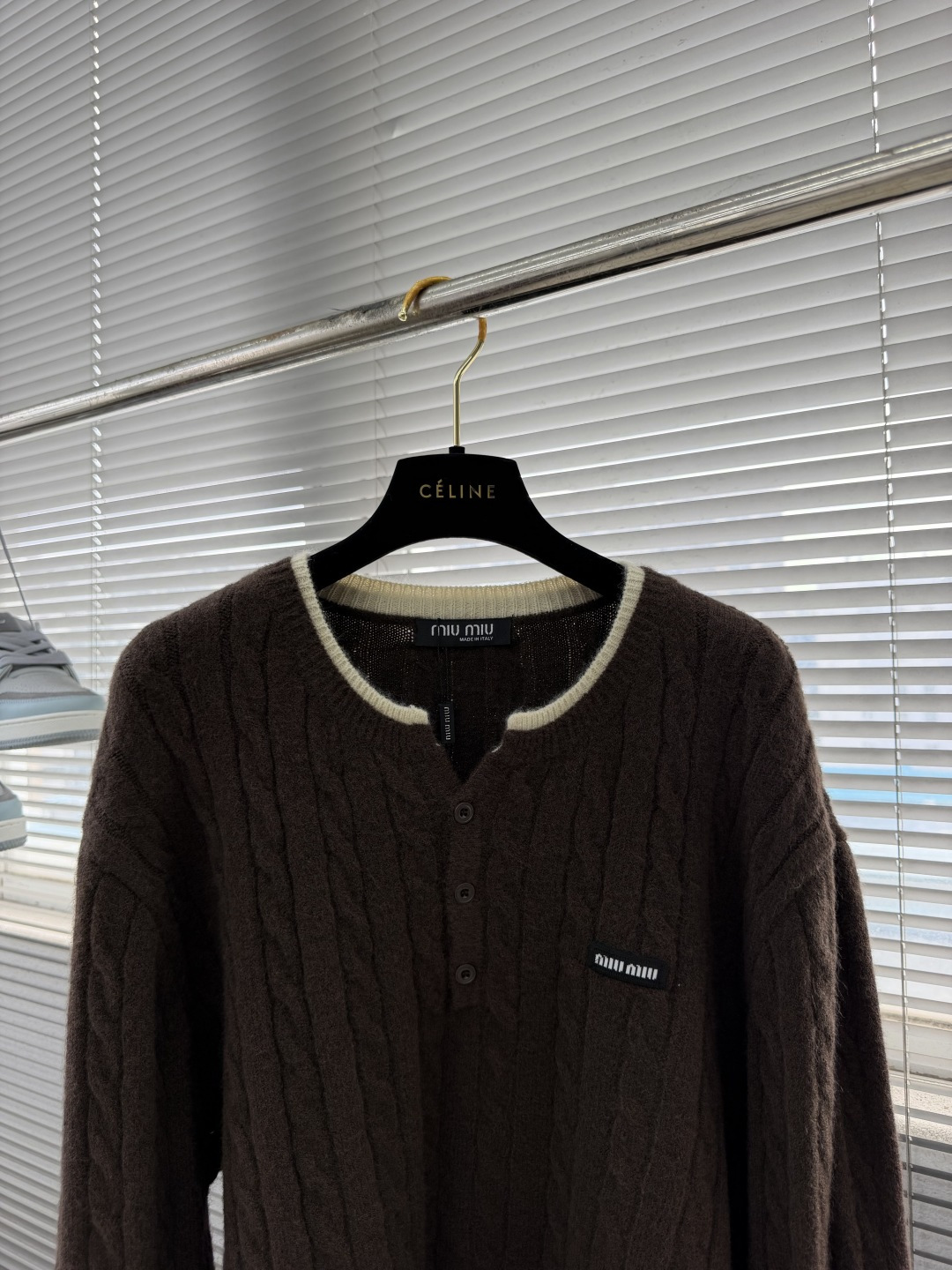 -miu miu    2026新款男女经典羊毛针织衫毛衣，进口针织面料呈现。山羊毛羊绒混纺，轻盈柔软的面料经过成衣染色