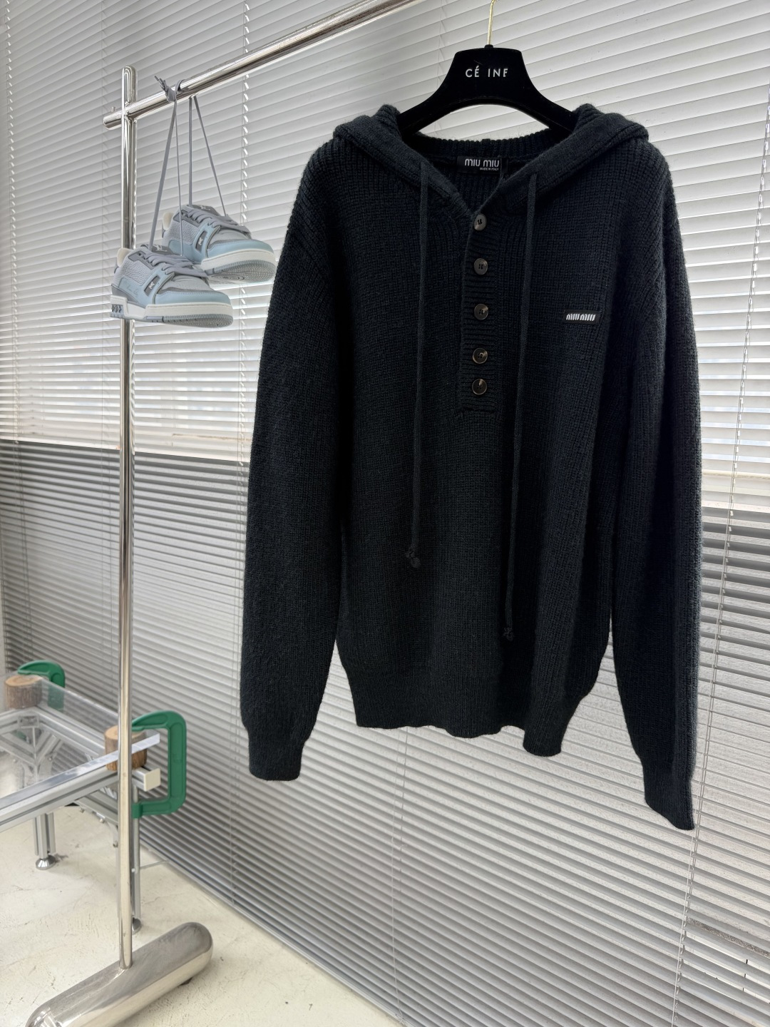-miu miu    连帽款男女经典羊绒针织衫毛衣，进口针织面料呈现。山羊毛羊绒混纺，轻盈柔软的面料经过成衣染色，营造