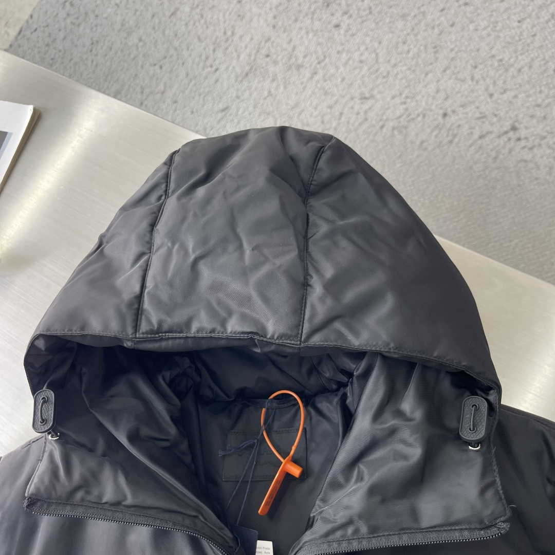 -PRAD 三角标连帽棉服夹克 定制汐澜萃序再生尼龙 内填云序臻絮轻充棉 集防风锁温 轻韧抗皱于一身 玄墨凝黑敛覆 -PRAD 三角标连帽棉服夹克 定制汐澜萃序再生尼龙 内填云序臻絮轻充棉 集防风锁温 轻韧抗皱于一身 玄墨凝黑敛覆