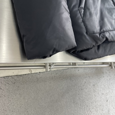 -PRAD 三角标连帽棉服夹克 定制汐澜萃序再生尼龙 内填云序臻絮轻充棉 集防风锁温 轻韧抗皱于一身 玄墨凝黑敛覆 -PRAD 三角标连帽棉服夹克 定制汐澜萃序再生尼龙 内填云序臻絮轻充棉 集防风锁温 轻韧抗皱于一身 玄墨凝黑敛覆