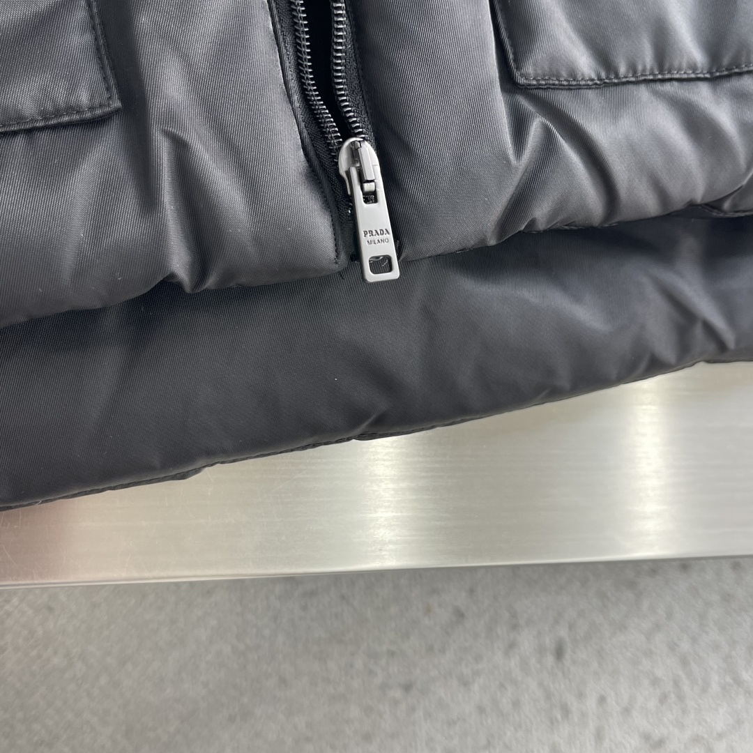 -PRAD 三角标连帽棉服夹克 定制汐澜萃序再生尼龙 内填云序臻絮轻充棉 集防风锁温 轻韧抗皱于一身 玄墨凝黑敛覆 -PRAD 三角标连帽棉服夹克 定制汐澜萃序再生尼龙 内填云序臻絮轻充棉 集防风锁温 轻韧抗皱于一身 玄墨凝黑敛覆