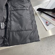 -PRAD 三角标连帽棉服夹克 定制汐澜萃序再生尼龙 内填云序臻絮轻充棉 集防风锁温 轻韧抗皱于一身 玄墨凝黑敛覆 -PRAD 三角标连帽棉服夹克 定制汐澜萃序再生尼龙 内填云序臻絮轻充棉 集防风锁温 轻韧抗皱于一身 玄墨凝黑敛覆