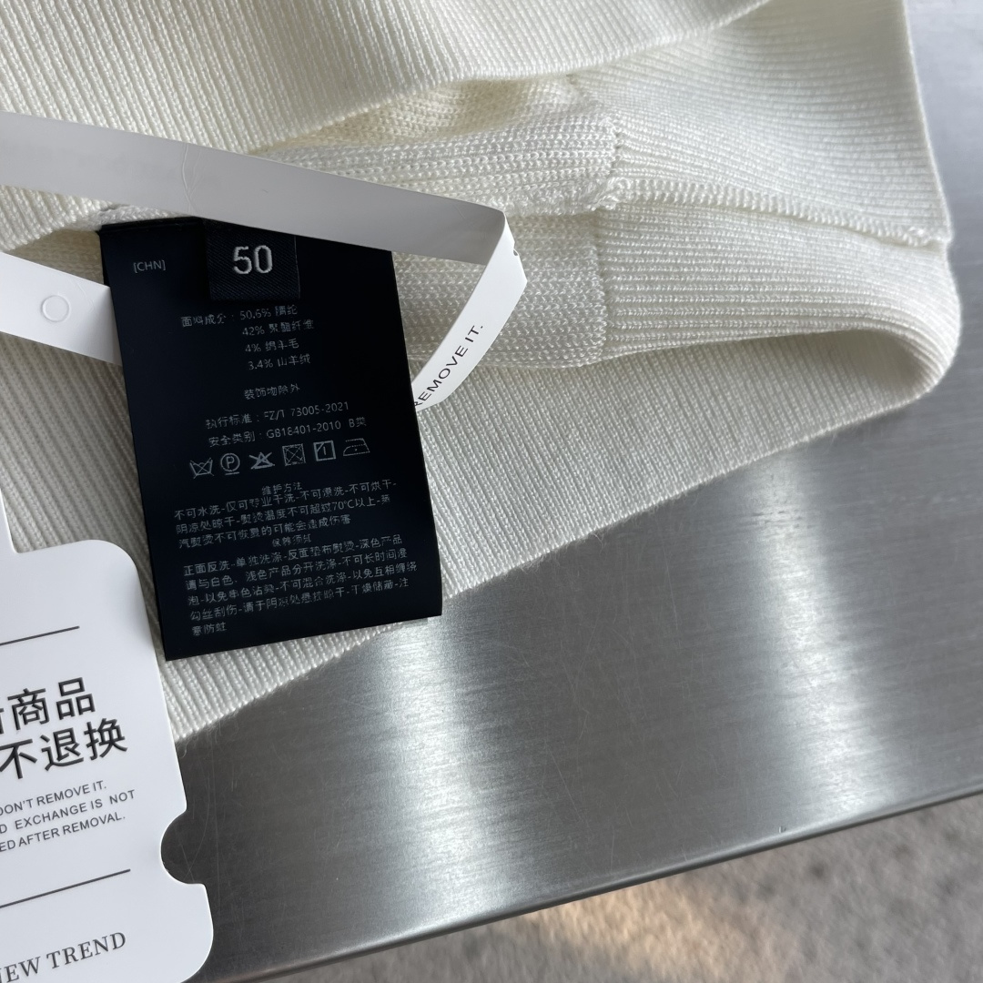 -Loro Piana     细坑条三粒扣亨利领针织衫，把意式松弛高级感穿得毫不费力 采用别致亨利领套头版型，衣身铺满