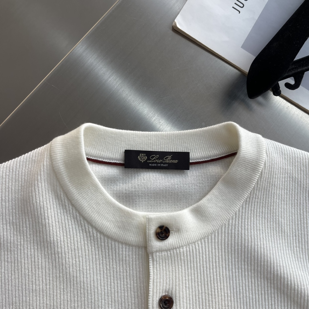 -Loro Piana     细坑条三粒扣亨利领针织衫，把意式松弛高级感穿得毫不费力 采用别致亨利领套头版型，衣身铺满