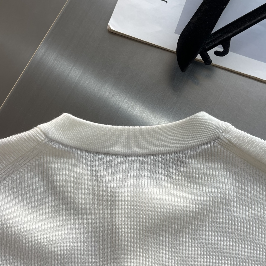 -Loro Piana     细坑条三粒扣亨利领针织衫，把意式松弛高级感穿得毫不费力 采用别致亨利领套头版型，衣身铺满