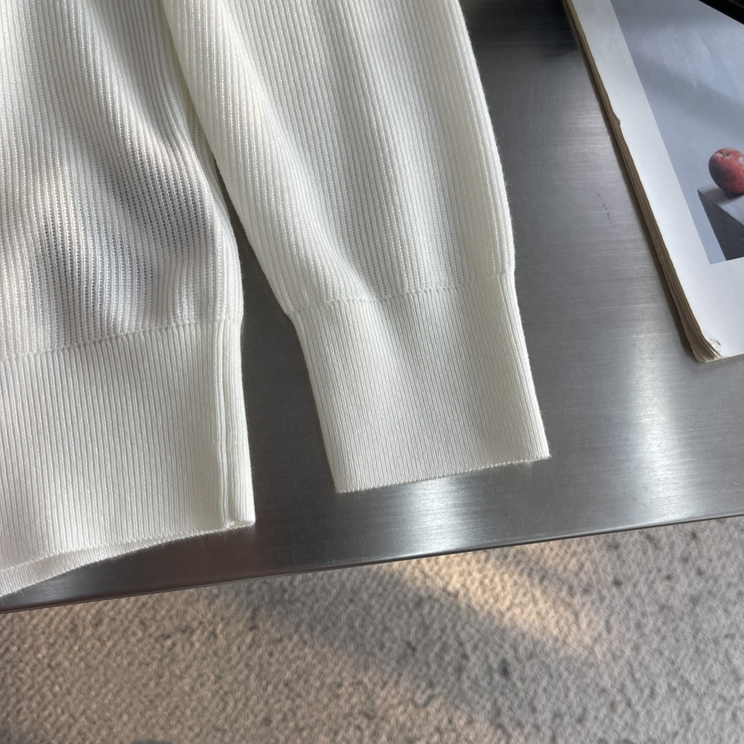 -Loro Piana     细坑条三粒扣亨利领针织衫，把意式松弛高级感穿得毫不费力 采用别致亨利领套头版型，衣身铺满
