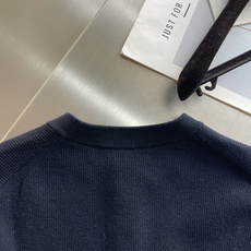 -Loro Piana 细坑条三粒扣亨利领针织衫,把意式松弛高级感穿得毫不费力 采用别致亨利领套头版型,衣身铺满 -Loro Piana 细坑条三粒扣亨利领针织衫,把意式松弛高级感穿得毫不费力 采用别致亨利领套头版型,衣身铺满