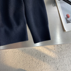 -Loro Piana 细坑条三粒扣亨利领针织衫,把意式松弛高级感穿得毫不费力 采用别致亨利领套头版型,衣身铺满 -Loro Piana 细坑条三粒扣亨利领针织衫,把意式松弛高级感穿得毫不费力 采用别致亨利领套头版型,衣身铺满
