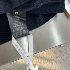 -Loro Piana 细坑条三粒扣亨利领针织衫,把意式松弛高级感穿得毫不费力 采用别致亨利领套头版型,衣身铺满 -Loro Piana 细坑条三粒扣亨利领针织衫,把意式松弛高级感穿得毫不费力 采用别致亨利领套头版型,衣身铺满