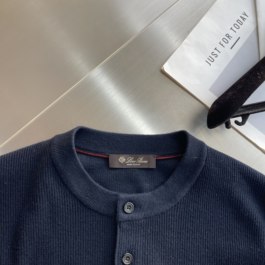 -Loro Piana 细坑条三粒扣亨利领针织衫,把意式松弛高级感穿得毫不费力 采用别致亨利领套头版型,衣身铺满 -Loro Piana 细坑条三粒扣亨利领针织衫,把意式松弛高级感穿得毫不费力 采用别致亨利领套头版型,衣身铺满