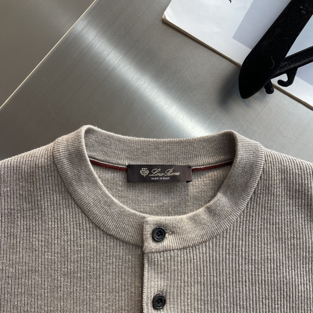 -Loro Piana     细坑条三粒扣亨利领针织衫，把意式松弛高级感穿得毫不费力 采用别致亨利领套头版型，衣身铺满