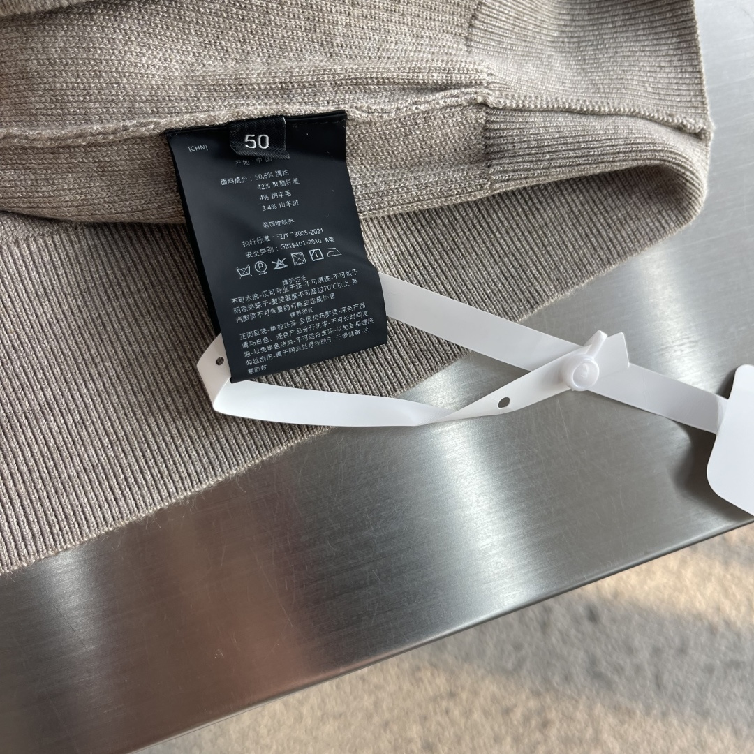 -Loro Piana     细坑条三粒扣亨利领针织衫，把意式松弛高级感穿得毫不费力 采用别致亨利领套头版型，衣身铺满