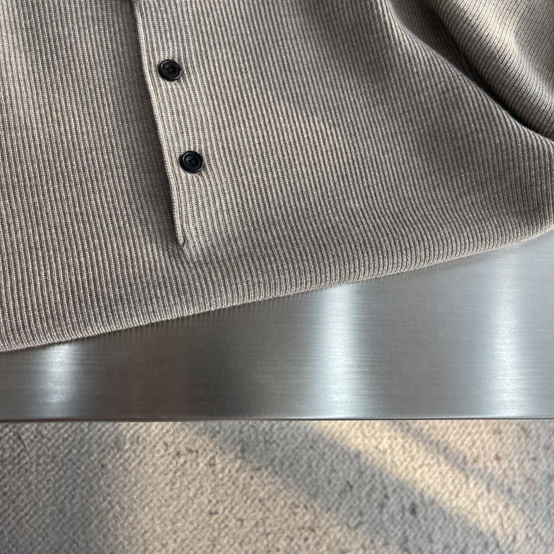 -Loro Piana     细坑条三粒扣亨利领针织衫，把意式松弛高级感穿得毫不费力 采用别致亨利领套头版型，衣身铺满