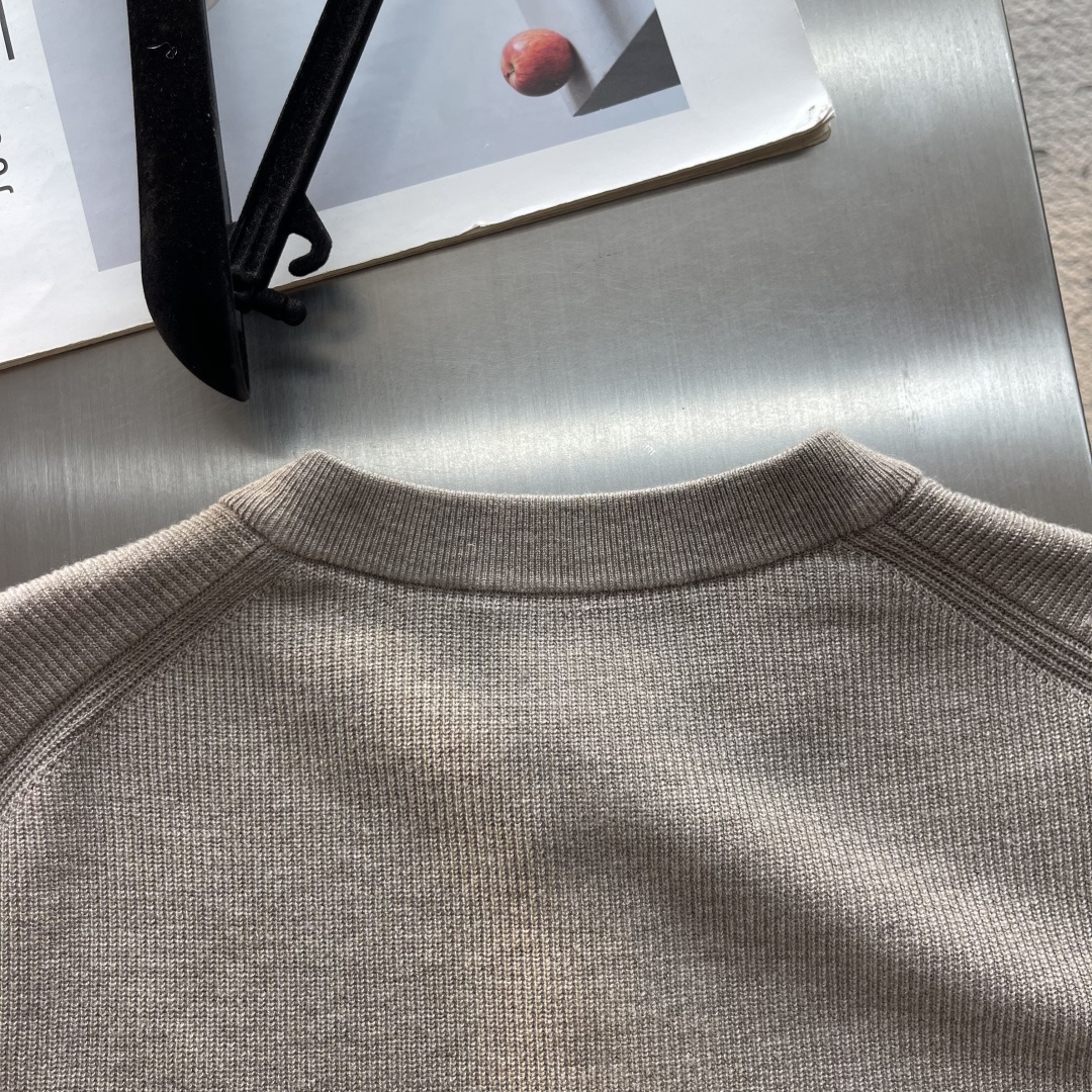 -Loro Piana     细坑条三粒扣亨利领针织衫，把意式松弛高级感穿得毫不费力 采用别致亨利领套头版型，衣身铺满