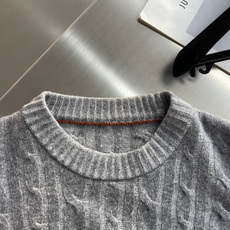 -Loro Piana 隐藏撞色走线+饱满立体麻花纹理羊毛衫,低调细节全是贵价成衣的讲究感 采用经典基础圆领套头 -Loro Piana 隐藏撞色走线+饱满立体麻花纹理羊毛衫,低调细节全是贵价成衣的讲究感 采用经典基础圆领套头