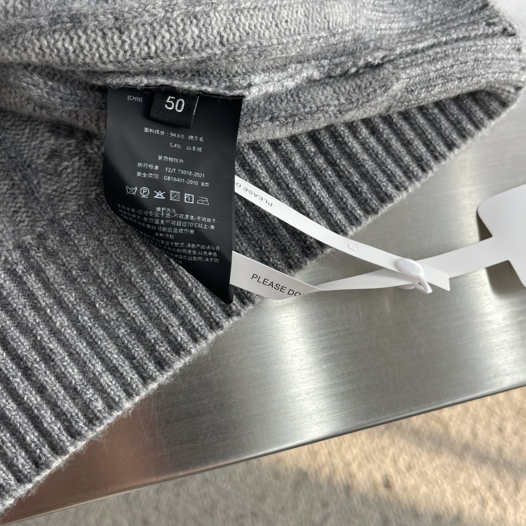 -Loro Piana 隐藏撞色走线+饱满立体麻花纹理羊毛衫,低调细节全是贵价成衣的讲究感 采用经典基础圆领套头 -Loro Piana 隐藏撞色走线+饱满立体麻花纹理羊毛衫,低调细节全是贵价成衣的讲究感 采用经典基础圆领套头