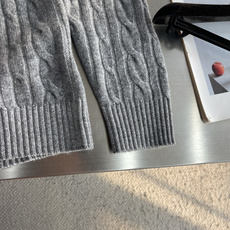 -Loro Piana 隐藏撞色走线+饱满立体麻花纹理羊毛衫,低调细节全是贵价成衣的讲究感 采用经典基础圆领套头 -Loro Piana 隐藏撞色走线+饱满立体麻花纹理羊毛衫,低调细节全是贵价成衣的讲究感 采用经典基础圆领套头