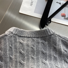 -Loro Piana 隐藏撞色走线+饱满立体麻花纹理羊毛衫,低调细节全是贵价成衣的讲究感 采用经典基础圆领套头 -Loro Piana 隐藏撞色走线+饱满立体麻花纹理羊毛衫,低调细节全是贵价成衣的讲究感 采用经典基础圆领套头