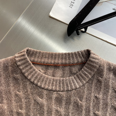 -Loro Piana 隐藏撞色走线+饱满立体麻花纹理羊毛衫,低调细节全是贵价成衣的讲究感 采用经典基础圆领套头 -Loro Piana 隐藏撞色走线+饱满立体麻花纹理羊毛衫,低调细节全是贵价成衣的讲究感 采用经典基础圆领套头