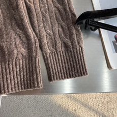 -Loro Piana 隐藏撞色走线+饱满立体麻花纹理羊毛衫,低调细节全是贵价成衣的讲究感 采用经典基础圆领套头 -Loro Piana 隐藏撞色走线+饱满立体麻花纹理羊毛衫,低调细节全是贵价成衣的讲究感 采用经典基础圆领套头
