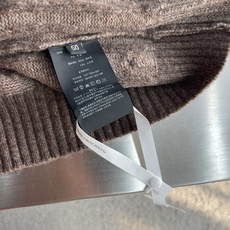 -Loro Piana 隐藏撞色走线+饱满立体麻花纹理羊毛衫,低调细节全是贵价成衣的讲究感 采用经典基础圆领套头 -Loro Piana 隐藏撞色走线+饱满立体麻花纹理羊毛衫,低调细节全是贵价成衣的讲究感 采用经典基础圆领套头