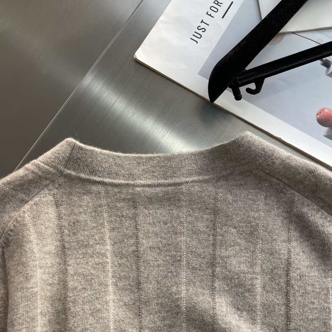 -BC 羊毛与山羊绒相结合奢级混纺竖坑条开衫 把意式慵懒高级感直接穿在身上 采用经典V领开衫剪裁,线条利落流畅,整 -BC 羊毛与山羊绒相结合奢级混纺竖坑条开衫 把意式慵懒高级感直接穿在身上 采用经典V领开衫剪裁,线条利落流畅,整