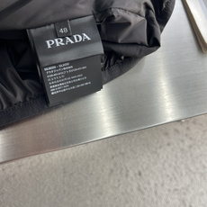-PRAD 三角标羽绒服 定制汐循萃序再生锦纶 挺括有型 致密柔韧 甄选90白鸭绒充填入仓 大朵绒絮蓬松丰盈 高 -PRAD 三角标羽绒服 定制汐循萃序再生锦纶 挺括有型 致密柔韧 甄选90白鸭绒充填入仓 大朵绒絮蓬松丰盈 高