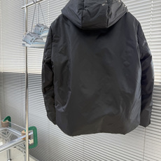 -PRAD 三角标连帽棉服夹克 定制汐澜萃序再生尼龙 内填云序臻絮轻充棉 集防风锁温 轻韧抗皱于一身 玄墨凝黑敛覆 -PRAD 三角标连帽棉服夹克 定制汐澜萃序再生尼龙 内填云序臻絮轻充棉 集防风锁温 轻韧抗皱于一身 玄墨凝黑敛覆