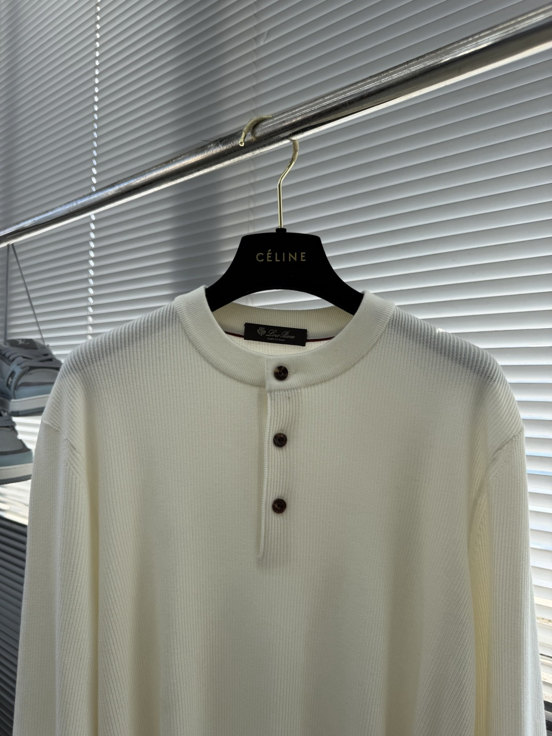 -Loro Piana     细坑条三粒扣亨利领针织衫，把意式松弛高级感穿得毫不费力 采用别致亨利领套头版型，衣身铺满