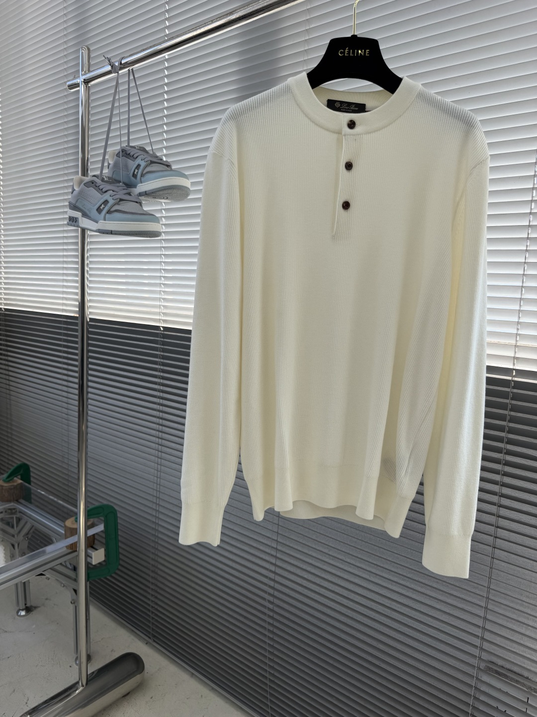 -Loro Piana     细坑条三粒扣亨利领针织衫，把意式松弛高级感穿得毫不费力 采用别致亨利领套头版型，衣身铺满