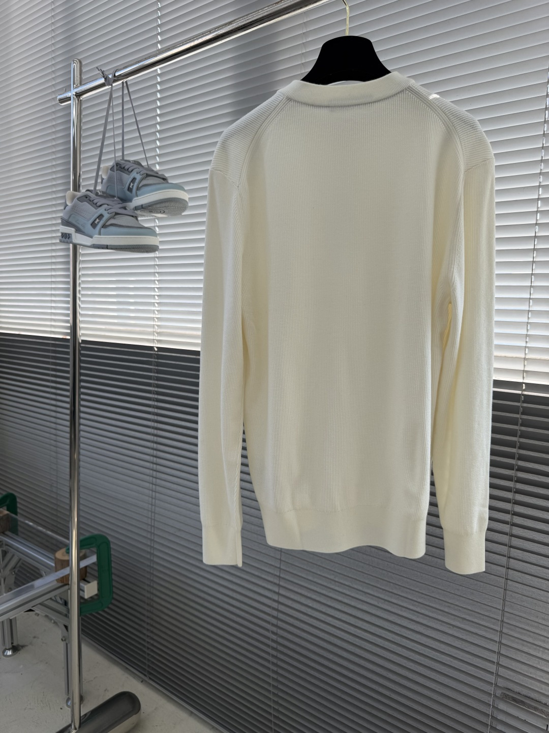 -Loro Piana     细坑条三粒扣亨利领针织衫，把意式松弛高级感穿得毫不费力 采用别致亨利领套头版型，衣身铺满