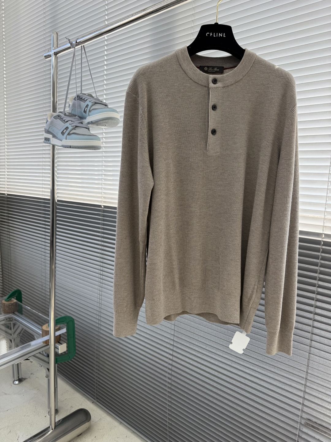 -Loro Piana     细坑条三粒扣亨利领针织衫，把意式松弛高级感穿得毫不费力 采用别致亨利领套头版型，衣身铺满