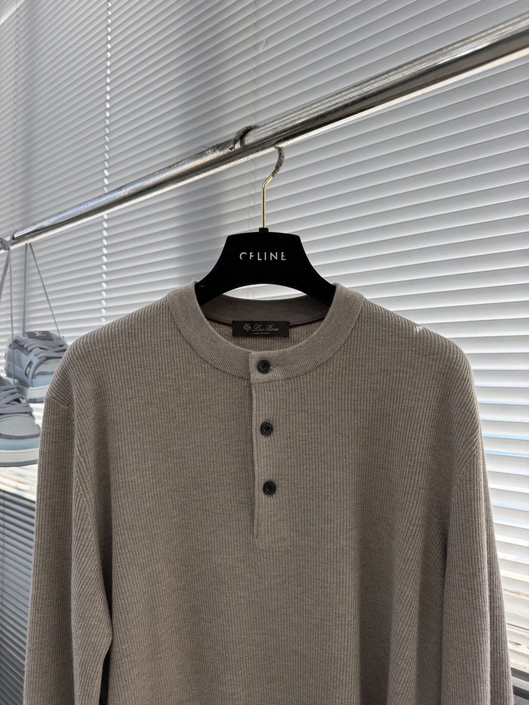 -Loro Piana     细坑条三粒扣亨利领针织衫，把意式松弛高级感穿得毫不费力 采用别致亨利领套头版型，衣身铺满