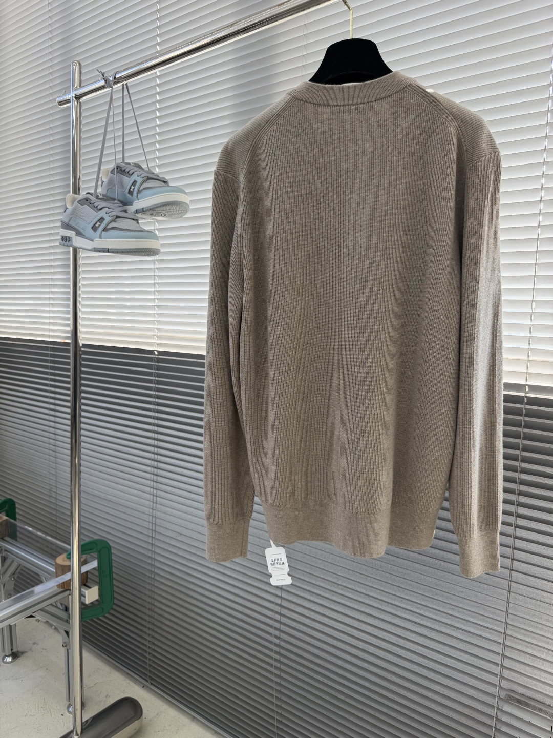 -Loro Piana     细坑条三粒扣亨利领针织衫，把意式松弛高级感穿得毫不费力 采用别致亨利领套头版型，衣身铺满