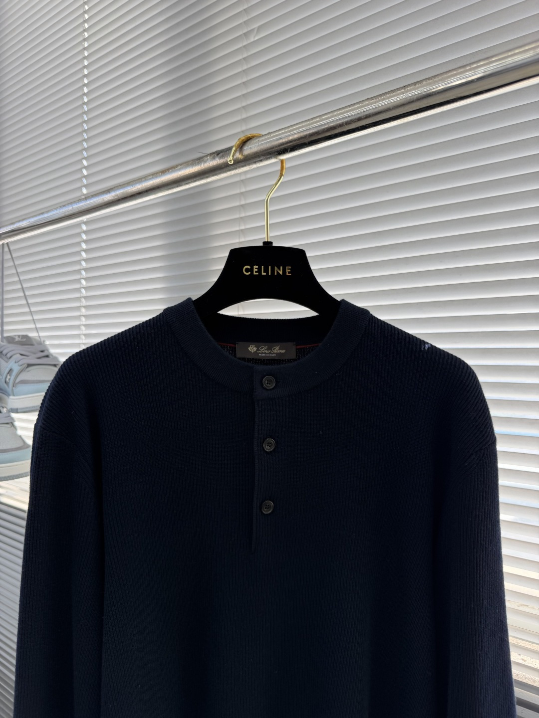 -Loro Piana 细坑条三粒扣亨利领针织衫,把意式松弛高级感穿得毫不费力 采用别致亨利领套头版型,衣身铺满 -Loro Piana 细坑条三粒扣亨利领针织衫,把意式松弛高级感穿得毫不费力 采用别致亨利领套头版型,衣身铺满