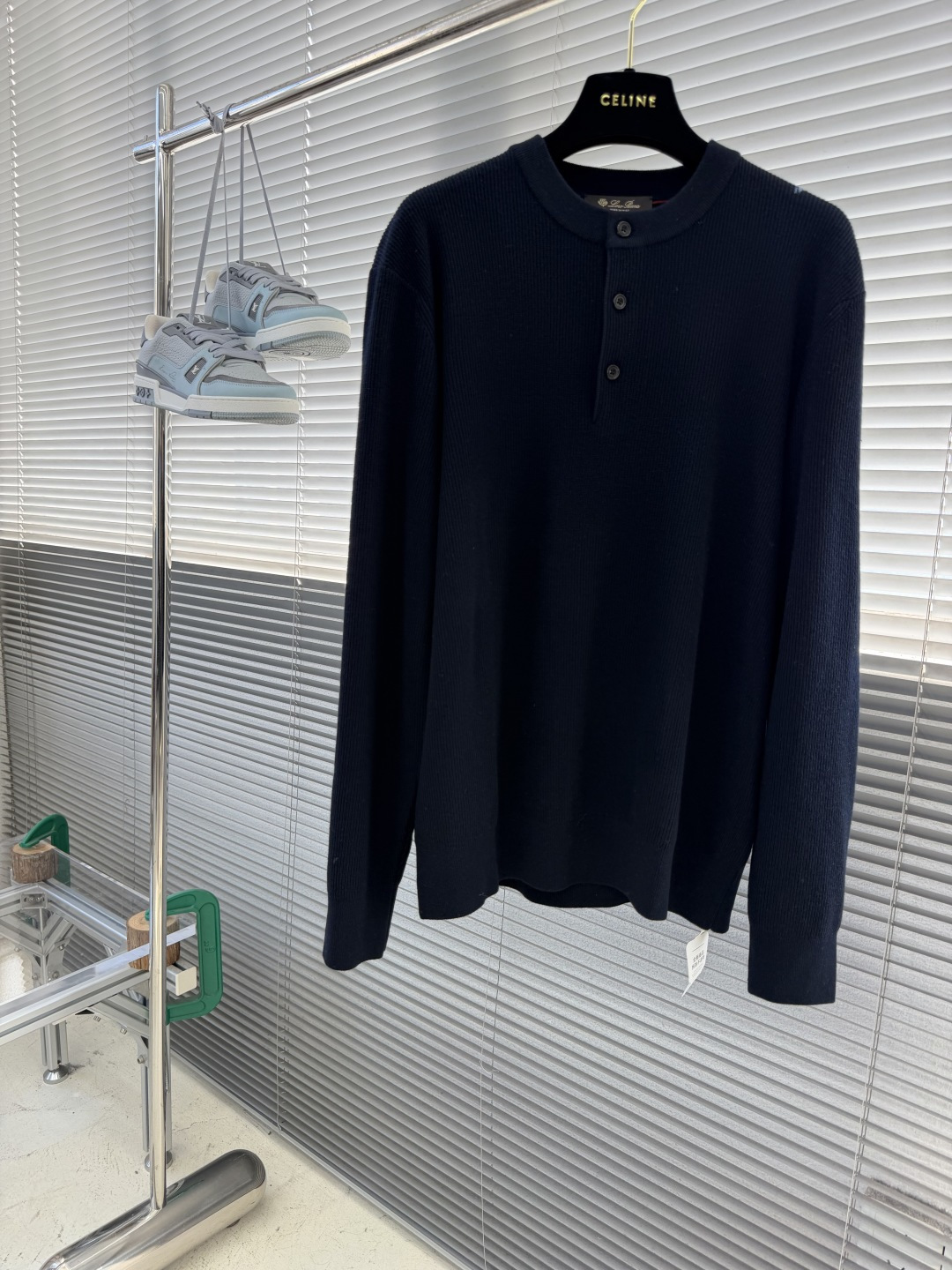 -Loro Piana     细坑条三粒扣亨利领针织衫，把意式松弛高级感穿得毫不费力 采用别致亨利领套头版型，衣身铺满