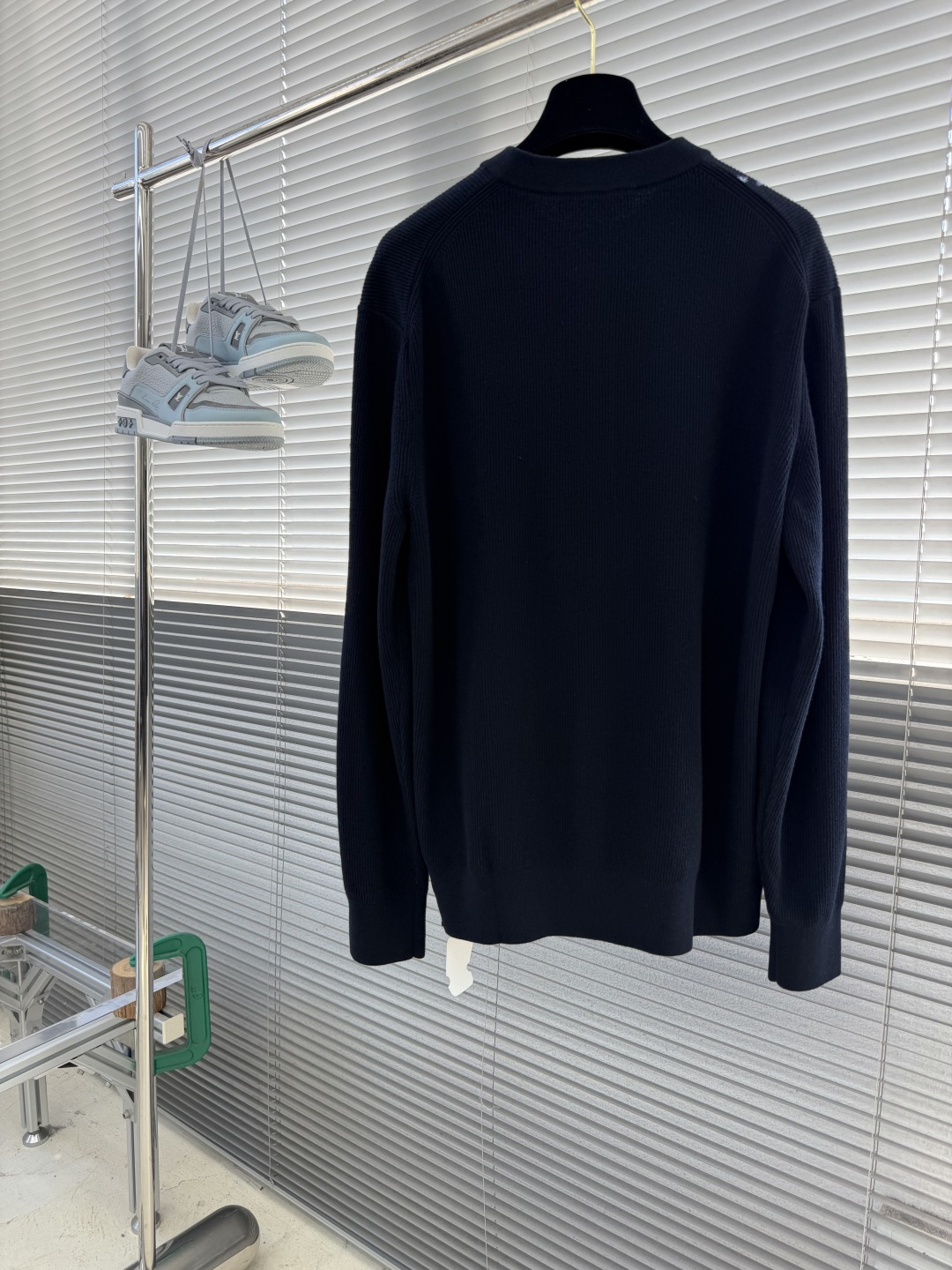 -Loro Piana 细坑条三粒扣亨利领针织衫,把意式松弛高级感穿得毫不费力 采用别致亨利领套头版型,衣身铺满 -Loro Piana 细坑条三粒扣亨利领针织衫,把意式松弛高级感穿得毫不费力 采用别致亨利领套头版型,衣身铺满