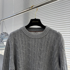 -Loro Piana 隐藏撞色走线+饱满立体麻花纹理羊毛衫,低调细节全是贵价成衣的讲究感 采用经典基础圆领套头 -Loro Piana 隐藏撞色走线+饱满立体麻花纹理羊毛衫,低调细节全是贵价成衣的讲究感 采用经典基础圆领套头