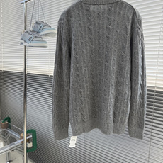 -Loro Piana 隐藏撞色走线+饱满立体麻花纹理羊毛衫,低调细节全是贵价成衣的讲究感 采用经典基础圆领套头 -Loro Piana 隐藏撞色走线+饱满立体麻花纹理羊毛衫,低调细节全是贵价成衣的讲究感 采用经典基础圆领套头