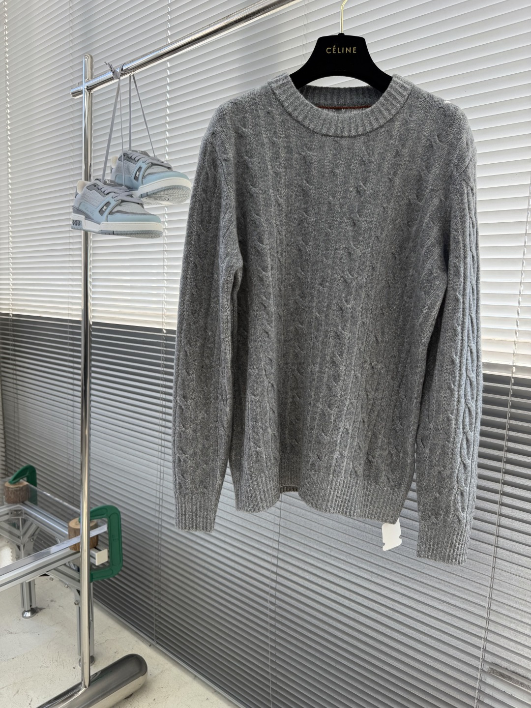 -Loro Piana     隐藏撞色走线+饱满立体麻花纹理羊毛衫，低调细节全是贵价成衣的讲究感 采用经典基础圆领套头