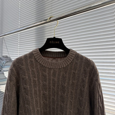 -Loro Piana 隐藏撞色走线+饱满立体麻花纹理羊毛衫,低调细节全是贵价成衣的讲究感 采用经典基础圆领套头 -Loro Piana 隐藏撞色走线+饱满立体麻花纹理羊毛衫,低调细节全是贵价成衣的讲究感 采用经典基础圆领套头