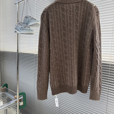 -Loro Piana 隐藏撞色走线+饱满立体麻花纹理羊毛衫,低调细节全是贵价成衣的讲究感 采用经典基础圆领套头 -Loro Piana 隐藏撞色走线+饱满立体麻花纹理羊毛衫,低调细节全是贵价成衣的讲究感 采用经典基础圆领套头