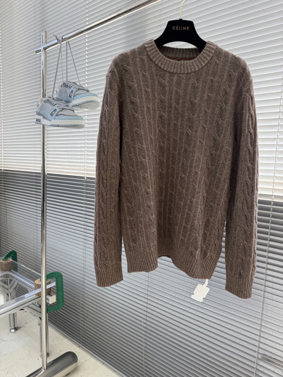 -Loro Piana     隐藏撞色走线+饱满立体麻花纹理羊毛衫，低调细节全是贵价成衣的讲究感 采用经典基础圆领套头