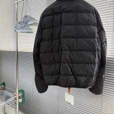 -PRAD 三角标羽绒服 定制汐循萃序再生锦纶 挺括有型 致密柔韧 甄选90白鸭绒充填入仓 大朵绒絮蓬松丰盈 高 -PRAD 三角标羽绒服 定制汐循萃序再生锦纶 挺括有型 致密柔韧 甄选90白鸭绒充填入仓 大朵绒絮蓬松丰盈 高